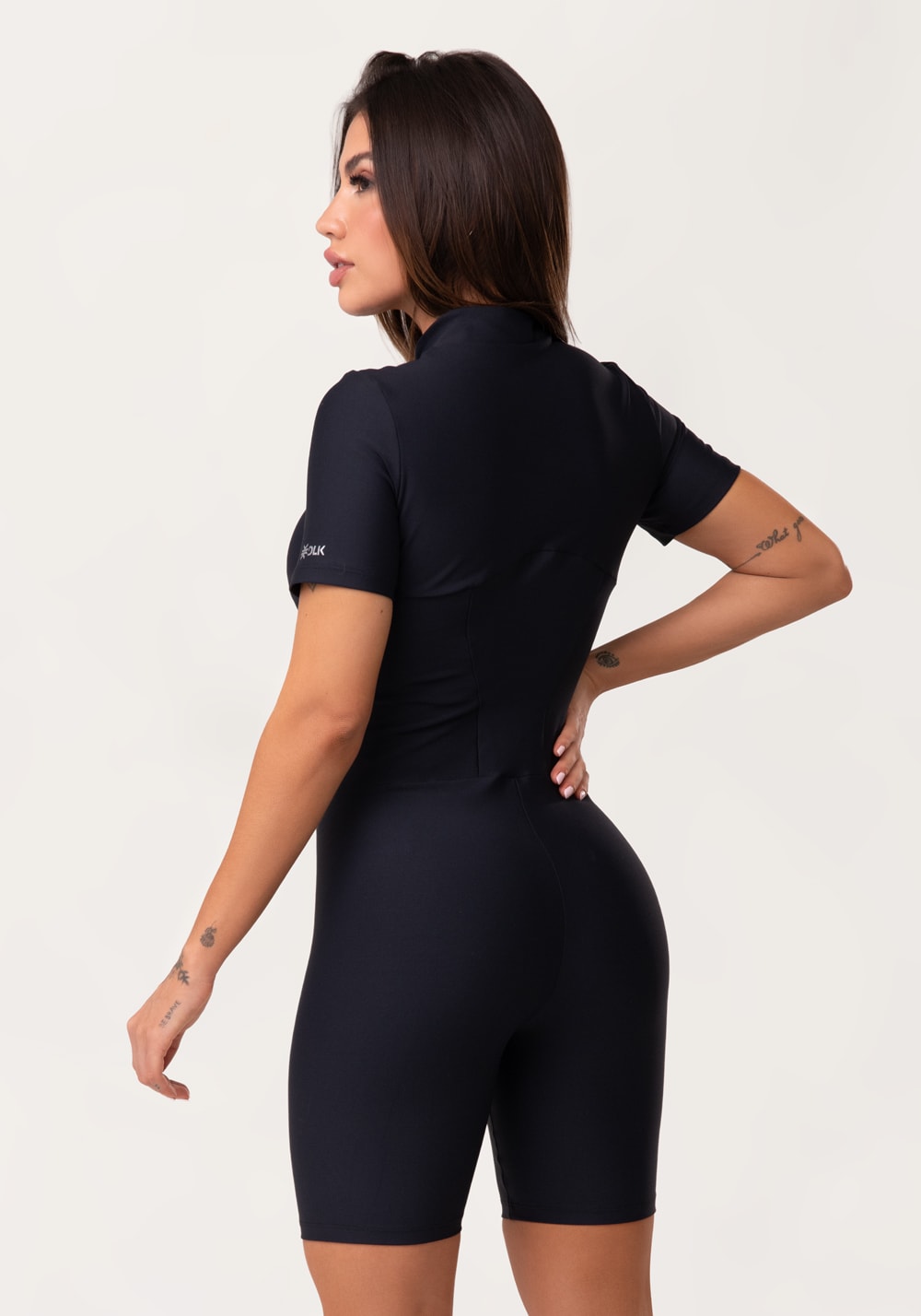 Macaquinho bermuda fitness feminino preto com manga e zíper aura