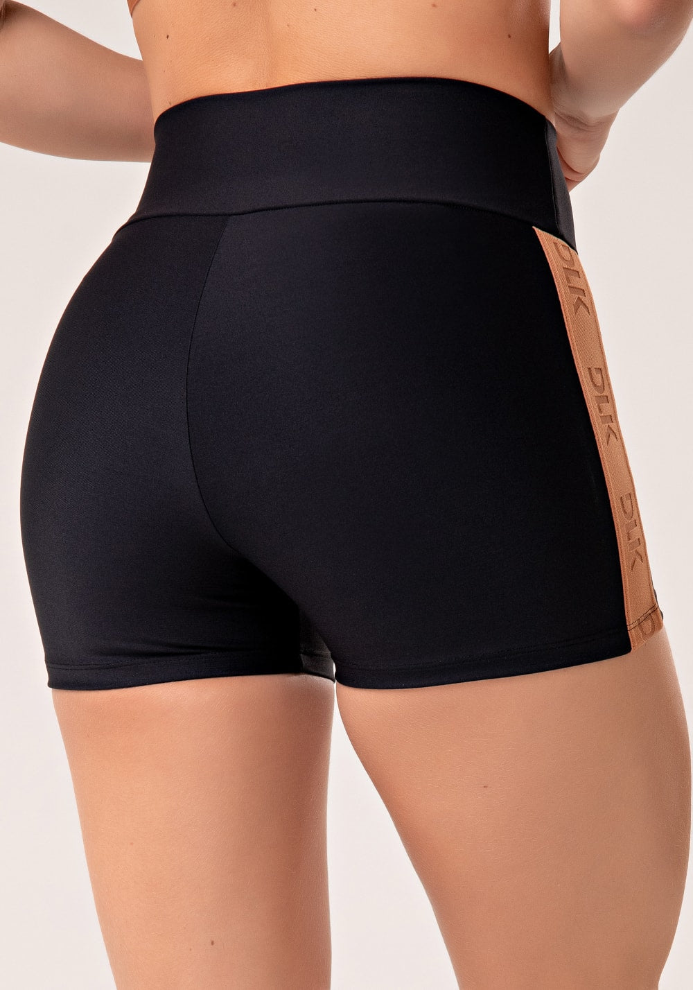 Short fitness feminino preto com elástico lateral amêndoa energy