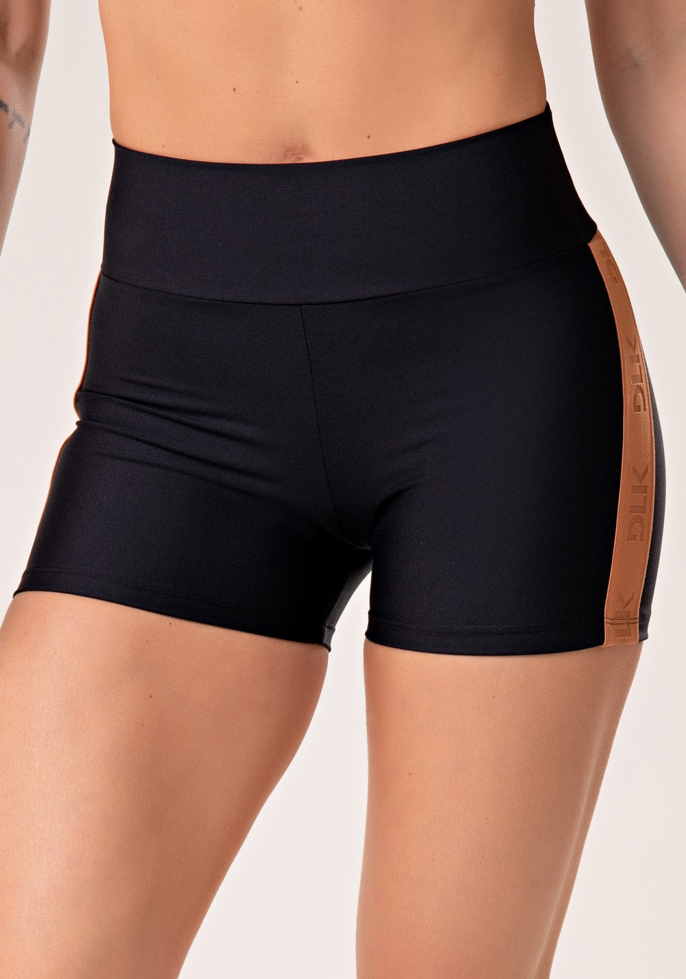 Short fitness feminino preto com elástico lateral amêndoa energy